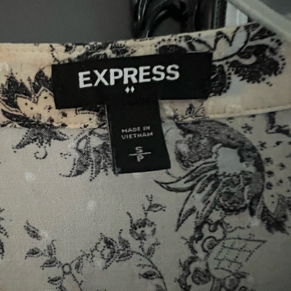 Beautiful floral express button down top size small - Picture 3 of 3